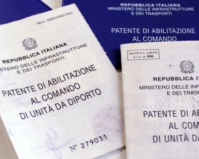 Patente Nautica Entro 12 Miglia: Cosa puoi guidare e quando è necessaria